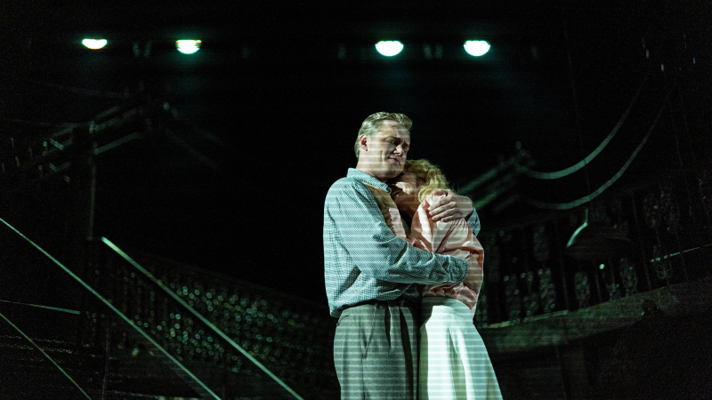 File:Punga, Oskar (Harold Mitchell – Oskar Punga, Blanche DuBois – Maarja Mitt-Pichen. Williamsi „Tramm nimega Iha” (Ugala, 2023), foto Elena Koit, allikas Ugala Teater).jpg